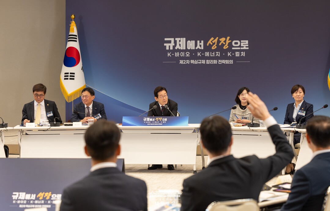 [사설] 계엄의 밤, 그 후 1년 : 우리가 다시 세워야 할 민주주의