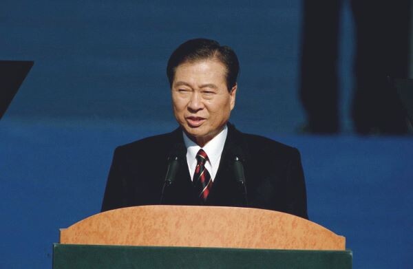 [사설] 이름을 향한 과잉과 세대를 향한 무심함