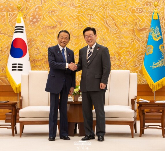 이재명 대통령, 아소 다로 전 일본 총리 접견