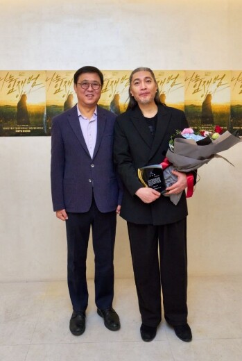 문화체육관광부, 40년 가수 생활 마무리하는 임재범에게 공로패 수여