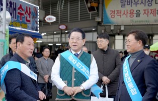 김영록 전남도지사, 말바우시장서 행정통합 민심 청취