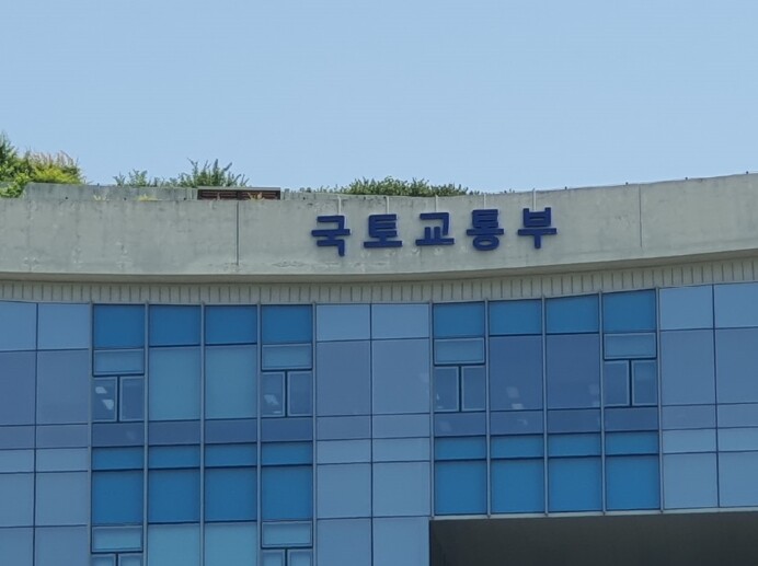 김윤덕 국토교통부장관, 새만금개발청 방문 "첨단산업 거점 새만금, 새판짜기 속도 높인다"