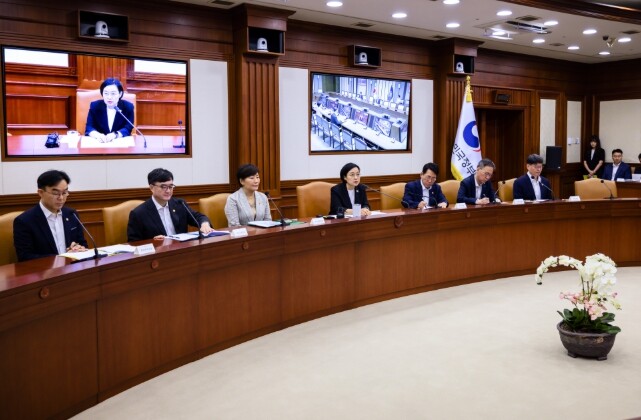 한성숙 국무총리, 제15차 비상경제점검회의 주재