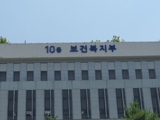 보건복지부, "더위에 지친 어르신 주말에도 쉬어 가세요" 폭염 대응 어르신 쉼터 확대, 경로당 운영시간 연장