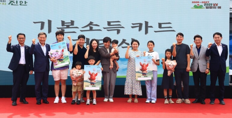 송미령 농식품부 장관, 농어촌 기본소득 지급하는 진안군 현장 방문