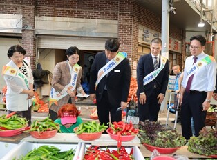 전남광주통합특별시의회 일자리경제위원회, 말바우시장서 추석맞이 장보기·지역경제 활성화 캠페인
