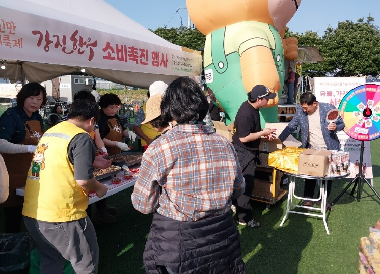 강진만 춤추는 갈대축제, 한우 숯불구이 향 솔솔